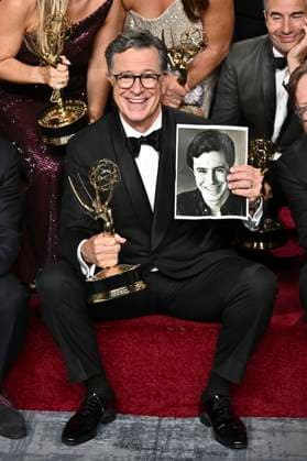 Stephen Colbert with the Emmy for Best Talk Series The Late Show with Stephen Colbert at the 77 Primetime Emmy Awards 2025 Photocall at the Peacock Theater Los Angeles, September 14, 2025 Foto:xD.xStarbuckx xFuturexImagex emmy_5902
