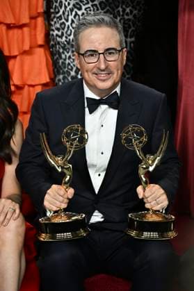 Stephen Colbert with the Emmy for Best Talk Series The Late Show with Stephen Colbert at the 77 Primetime Emmy Awards 2025 Photocall at the Peacock Theater Los Angeles, September 14, 2025 Foto:xD.xStarbuckx xFuturexImagex emmy_5904