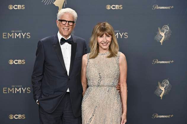 Ted Danson and Mary Steenburgen, recipients of the Bob Hope Humanitarian Award, at the 77 Primetime Emmy Awards 2025 Photocall at the Peacock Theater Los Angeles, 14 09 2025 Foto:xD.xStarbuckx xFuturexImagex emmy_5910
