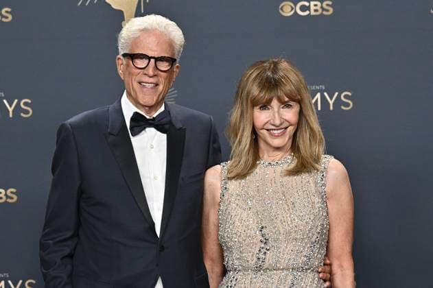 Ted Danson and Mary Steenburgen, recipients of the Bob Hope Humanitarian Award, at the 77 Primetime Emmy Awards 2025 Photocall at the Peacock Theater Los Angeles, 14 09 2025 Foto:xD.xStarbuckx xFuturexImagex emmy_5911