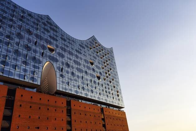 Fassade der Elbphilharmonie mit Aussichtsplattform Plaza, blauer Himmel, Abendlicht, Hamburg, Deutschland Facade of the Elbphilharmonie with Plaza viewing platform, blue sky, evening light, Hamburg, Germany Copyright: imageBROKER AngelaxtoxRoxel ibxato15099042.jpg