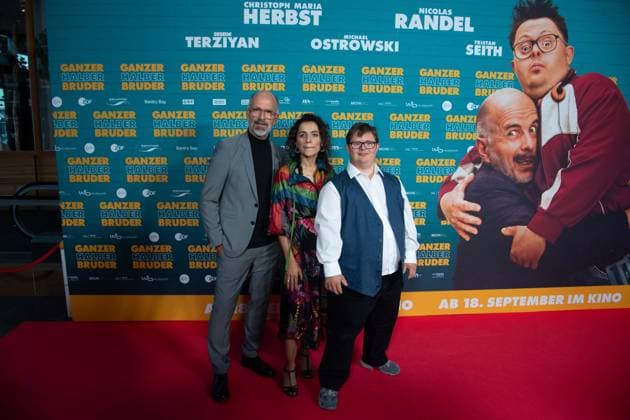from left Christoph Maria HERBST, actor, Sesede TERZIYAN, actress, Nicolas Nico RANDEL, actor, red carpet, red carpet show, arrival, film premiere GANZER HALBER BRUDER on 15 09 2025 at the Cinedom cinema in Cologne,