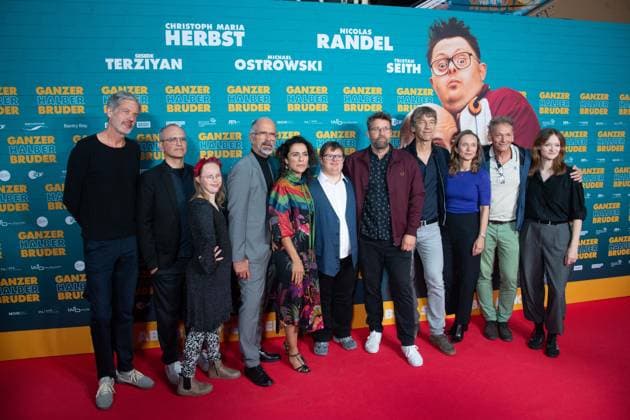 The team of the film, cast and crew, red carpet, red carpet show, arrival, film premiere GANZER HALBER BRUDER on 15 09 2025 at the Cinedom cinema in Cologne,