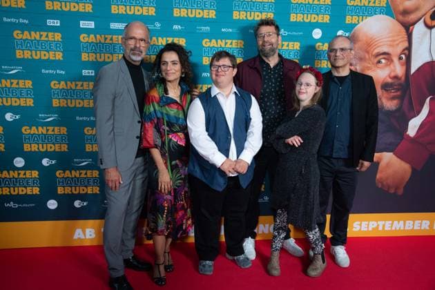 The team of the film, cast and crew, red carpet, red carpet show, arrival, film premiere GANZER HALBER BRUDER on 15 09 2025 at the Cinedom cinema in Cologne,