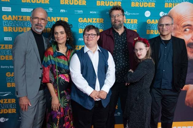 The team of the film, cast and crew, red carpet, red carpet show, arrival, film premiere GANZER HALBER BRUDER on 15 09 2025 at the Cinedom cinema in Cologne,