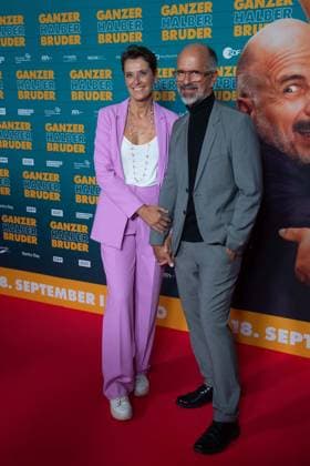 Christoph Maria HERBST, actor, with wife Gisi Herbst, red carpet, red carpet show, arrival, film premiere GANZER HALBER BRUDER on 15 09 2025 at the Cinedom cinema in Cologne,