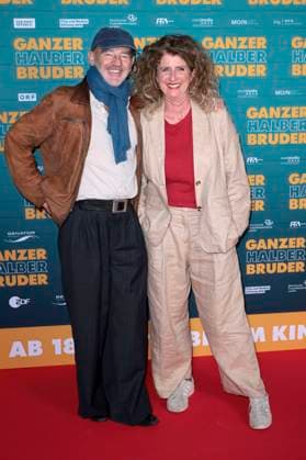Julia Schmitt with guest at the premiere of the movie Ganzer halber Bruder at Cinedom Cologne, 15 09 2025 Foto:xR.xSchmiegeltx xFuturexImagex bruder_5901