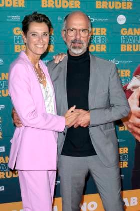 Christoph Maria Herbst with his wife Gisi Herbst at the premiere of the movie Ganzer halber Bruder at Cinedom Cologne, 15 09 2025 Foto:xR.xSchmiegeltx xFuturexImagex bruder_5993