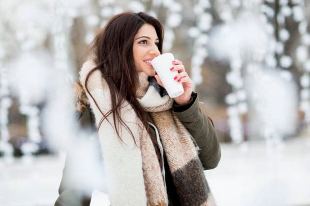 IMAGO Creative, Winter, In der Stadt Pretty young woman drinking hot tea on a winter day Pretty young woman drinking hot tea on a cold winter day, model released, , 95071486.jpg RECORD DATE NOT STATED