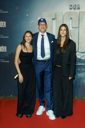 World premiere of The Tiger Emily Kusche, Frank Kusche and Marla Kusche at the world premiere of The Tiger at the cinema in the Kulturbrauerei on 15 09 2025 in Berlin Copyright: xEventpressxKochanx