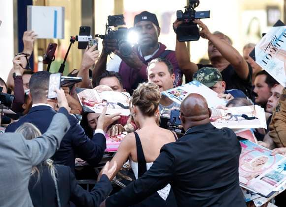 Margot Robbie signs autographs when she arrives on the red carpet at the A Big Bold Beautiful Journey New York Premiere at AMC Lincoln Square Theater on Monday, September 15, 2025 in New York City  NYP20250915105 JOHNxANGELILLO
