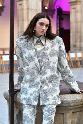 Mercedes-Benz Fashion Week de Madrid - Devota & Lomba in Spain - 15 Sep 2025 A model walks the runway wearing a design by DUYOS during Mercedes-Benz Fashion Week de Madrid in IFERMA. Madrid Spain Copyright: xAtilanoxGarciax xSOPAxImagesx FOTO47904