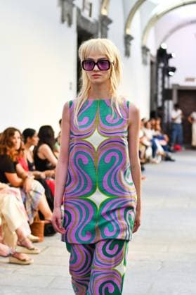 Mercedes-Benz Fashion Week de Madrid - Devota & Lomba in Spain - 15 Sep 2025 A model walks the runway wearing a design by DUYOS during Mercedes-Benz Fashion Week de Madrid in IFERMA. Madrid Spain Copyright: xAtilanoxGarciax xSOPAxImagesx FOTO47908