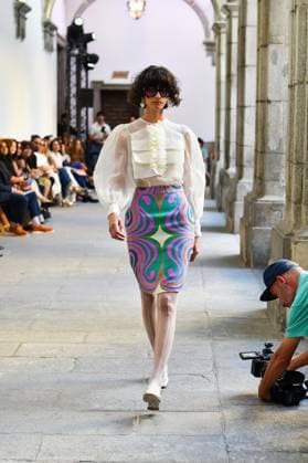 Mercedes-Benz Fashion Week de Madrid - Devota & Lomba in Spain - 15 Sep 2025 A model walks the runway wearing a design by DUYOS during Mercedes-Benz Fashion Week de Madrid in IFERMA. Madrid Spain Copyright: xAtilanoxGarciax xSOPAxImagesx FOTO47905