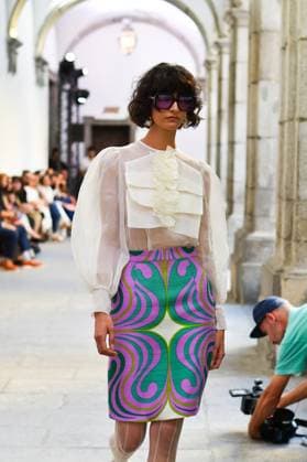 Mercedes-Benz Fashion Week de Madrid - Devota & Lomba in Spain - 15 Sep 2025 A model walks the runway wearing a design by DUYOS during Mercedes-Benz Fashion Week de Madrid in IFERMA. Madrid Spain Copyright: xAtilanoxGarciax xSOPAxImagesx FOTO47906