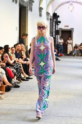 Mercedes-Benz Fashion Week de Madrid - Devota & Lomba in Spain - 15 Sep 2025 A model walks the runway wearing a design by DUYOS during Mercedes-Benz Fashion Week de Madrid in IFERMA. Madrid Spain Copyright: xAtilanoxGarciax xSOPAxImagesx FOTO47907