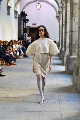 Mercedes-Benz Fashion Week de Madrid - Devota & Lomba in Spain - 15 Sep 2025 A model walks the runway wearing a design by DUYOS during Mercedes-Benz Fashion Week de Madrid in IFERMA. Madrid Spain Copyright: xAtilanoxGarciax xSOPAxImagesx FOTO47909
