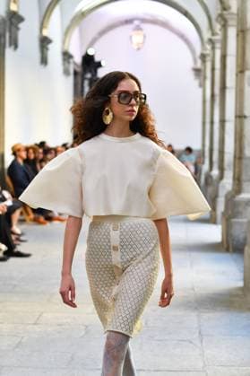 Mercedes-Benz Fashion Week de Madrid - Devota & Lomba in Spain - 15 Sep 2025 A model walks the runway wearing a design by DUYOS during Mercedes-Benz Fashion Week de Madrid in IFERMA. Madrid Spain Copyright: xAtilanoxGarciax xSOPAxImagesx FOTO47910