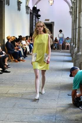 Mercedes-Benz Fashion Week de Madrid - Devota & Lomba in Spain - 15 Sep 2025 A model walks the runway wearing a design by DUYOS during Mercedes-Benz Fashion Week de Madrid in IFERMA. Madrid Spain Copyright: xAtilanoxGarciax xSOPAxImagesx FOTO47913