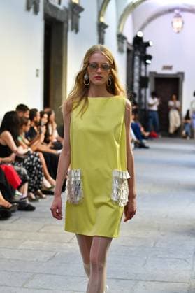 Mercedes-Benz Fashion Week de Madrid - Devota & Lomba in Spain - 15 Sep 2025 A model walks the runway wearing a design by DUYOS during Mercedes-Benz Fashion Week de Madrid in IFERMA. Madrid Spain Copyright: xAtilanoxGarciax xSOPAxImagesx FOTO47914