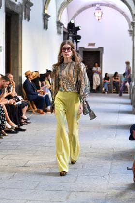 Mercedes-Benz Fashion Week de Madrid - Devota & Lomba in Spain - 15 Sep 2025 A model walks the runway wearing a design by DUYOS during Mercedes-Benz Fashion Week de Madrid in IFERMA. Madrid Spain Copyright: xAtilanoxGarciax xSOPAxImagesx FOTO47915
