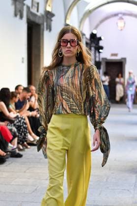Mercedes-Benz Fashion Week de Madrid - Devota & Lomba in Spain - 15 Sep 2025 A model walks the runway wearing a design by DUYOS during Mercedes-Benz Fashion Week de Madrid in IFERMA. Madrid Spain Copyright: xAtilanoxGarciax xSOPAxImagesx FOTO47916