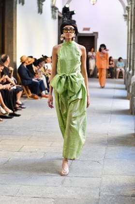 Mercedes-Benz Fashion Week de Madrid - Devota & Lomba in Spain - 15 Sep 2025 A model walks the runway wearing a design by DUYOS during Mercedes-Benz Fashion Week de Madrid in IFERMA. Madrid Spain Copyright: xAtilanoxGarciax xSOPAxImagesx FOTO47918
