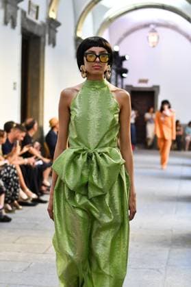 Mercedes-Benz Fashion Week de Madrid - Devota & Lomba in Spain - 15 Sep 2025 A model walks the runway wearing a design by DUYOS during Mercedes-Benz Fashion Week de Madrid in IFERMA. Madrid Spain Copyright: xAtilanoxGarciax xSOPAxImagesx FOTO47919
