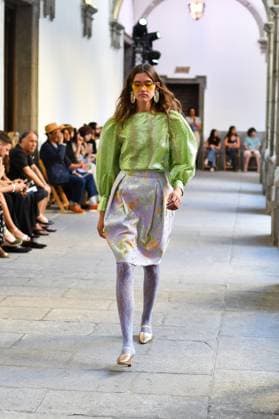 Mercedes-Benz Fashion Week de Madrid - Devota & Lomba in Spain - 15 Sep 2025 A model walks the runway wearing a design by DUYOS during Mercedes-Benz Fashion Week de Madrid in IFERMA. Madrid Spain Copyright: xAtilanoxGarciax xSOPAxImagesx FOTO47920
