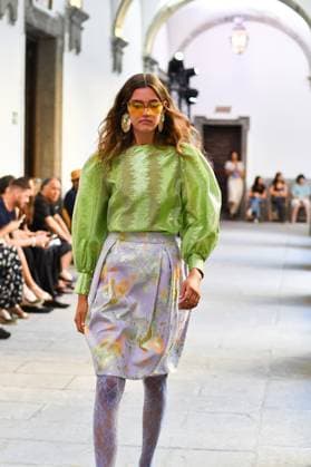 Mercedes-Benz Fashion Week de Madrid - Devota & Lomba in Spain - 15 Sep 2025 A model walks the runway wearing a design by DUYOS during Mercedes-Benz Fashion Week de Madrid in IFERMA. Madrid Spain Copyright: xAtilanoxGarciax xSOPAxImagesx FOTO47921