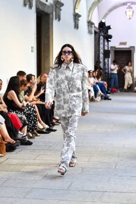 Mercedes-Benz Fashion Week de Madrid - Devota & Lomba in Spain - 15 Sep 2025 A model walks the runway wearing a design by DUYOS during Mercedes-Benz Fashion Week de Madrid in IFERMA. Madrid Spain Copyright: xAtilanoxGarciax xSOPAxImagesx FOTO47922