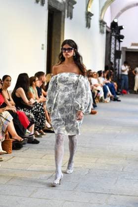 Mercedes-Benz Fashion Week de Madrid - Devota & Lomba in Spain - 15 Sep 2025 A model walks the runway wearing a design by DUYOS during Mercedes-Benz Fashion Week de Madrid in IFERMA. Madrid Spain Copyright: xAtilanoxGarciax xSOPAxImagesx FOTO47924