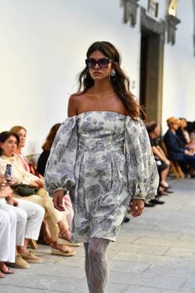 Mercedes-Benz Fashion Week de Madrid - Devota & Lomba in Spain - 15 Sep 2025 A model walks the runway wearing a design by DUYOS during Mercedes-Benz Fashion Week de Madrid in IFERMA. Madrid Spain Copyright: xAtilanoxGarciax xSOPAxImagesx FOTO47925