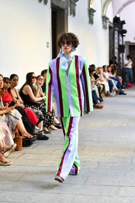 Mercedes-Benz Fashion Week de Madrid - Devota & Lomba in Spain - 15 Sep 2025 A model walks the runway wearing a design by DUYOS during Mercedes-Benz Fashion Week de Madrid in IFERMA. Madrid Spain Copyright: xAtilanoxGarciax xSOPAxImagesx FOTO47926
