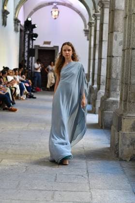 Mercedes-Benz Fashion Week de Madrid - Devota & Lomba in Spain - 15 Sep 2025 A model walks the runway wearing a design by DUYOS during Mercedes-Benz Fashion Week de Madrid in IFERMA. Madrid Spain Copyright: xAtilanoxGarciax xSOPAxImagesx FOTO47929