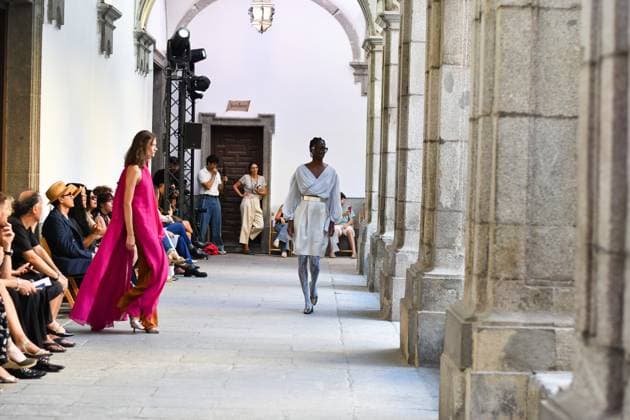 Mercedes-Benz Fashion Week de Madrid - Devota & Lomba in Spain - 15 Sep 2025 A model walks the runway wearing a design by DUYOS during Mercedes-Benz Fashion Week de Madrid in IFERMA. Madrid Spain Copyright: xAtilanoxGarciax xSOPAxImagesx FOTO47931