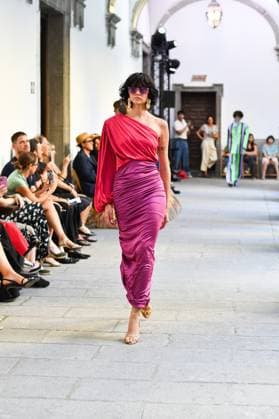 Mercedes-Benz Fashion Week de Madrid - Devota & Lomba in Spain - 15 Sep 2025 A model walks the runway wearing a design by DUYOS during Mercedes-Benz Fashion Week de Madrid in IFERMA. Madrid Spain Copyright: xAtilanoxGarciax xSOPAxImagesx FOTO47932