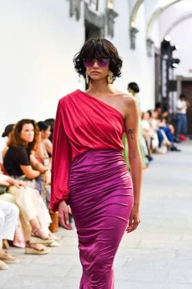 Mercedes-Benz Fashion Week de Madrid - Devota & Lomba in Spain - 15 Sep 2025 A model walks the runway wearing a design by DUYOS during Mercedes-Benz Fashion Week de Madrid in IFERMA. Madrid Spain Copyright: xAtilanoxGarciax xSOPAxImagesx FOTO47933