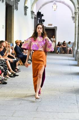 Mercedes-Benz Fashion Week de Madrid - Devota & Lomba in Spain - 15 Sep 2025 A model walks the runway wearing a design by DUYOS during Mercedes-Benz Fashion Week de Madrid in IFERMA. Madrid Spain Copyright: xAtilanoxGarciax xSOPAxImagesx FOTO47934