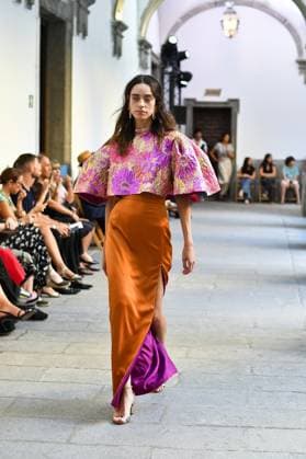 Mercedes-Benz Fashion Week de Madrid - Devota & Lomba in Spain - 15 Sep 2025 A model walks the runway wearing a design by DUYOS during Mercedes-Benz Fashion Week de Madrid in IFERMA. Madrid Spain Copyright: xAtilanoxGarciax xSOPAxImagesx FOTO47935