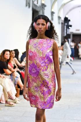 Mercedes-Benz Fashion Week de Madrid - Devota & Lomba in Spain - 15 Sep 2025 A model walks the runway wearing a design by DUYOS during Mercedes-Benz Fashion Week de Madrid in IFERMA. Madrid Spain Copyright: xAtilanoxGarciax xSOPAxImagesx FOTO47939