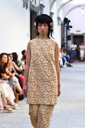 Mercedes-Benz Fashion Week de Madrid - Devota & Lomba in Spain - 15 Sep 2025 A model walks the runway wearing a design by DUYOS during Mercedes-Benz Fashion Week de Madrid in IFERMA. Madrid Spain Copyright: xAtilanoxGarciax xSOPAxImagesx FOTO47941