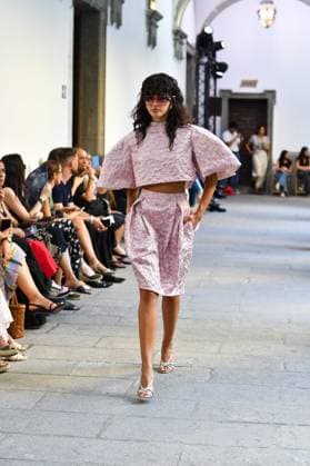 Mercedes-Benz Fashion Week de Madrid - Devota & Lomba in Spain - 15 Sep 2025 A model walks the runway wearing a design by DUYOS during Mercedes-Benz Fashion Week de Madrid in IFERMA. Madrid Spain Copyright: xAtilanoxGarciax xSOPAxImagesx FOTO47942
