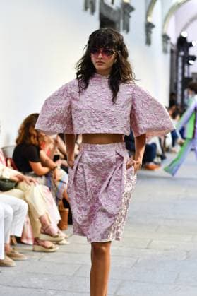 Mercedes-Benz Fashion Week de Madrid - Devota & Lomba in Spain - 15 Sep 2025 A model walks the runway wearing a design by DUYOS during Mercedes-Benz Fashion Week de Madrid in IFERMA. Madrid Spain Copyright: xAtilanoxGarciax xSOPAxImagesx FOTO47943