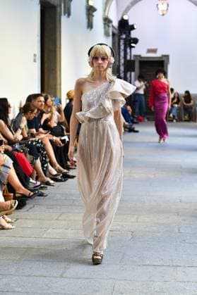 Mercedes-Benz Fashion Week de Madrid - Devota & Lomba in Spain - 15 Sep 2025 A model walks the runway wearing a design by DUYOS during Mercedes-Benz Fashion Week de Madrid in IFERMA. Madrid Spain Copyright: xAtilanoxGarciax xSOPAxImagesx FOTO47944