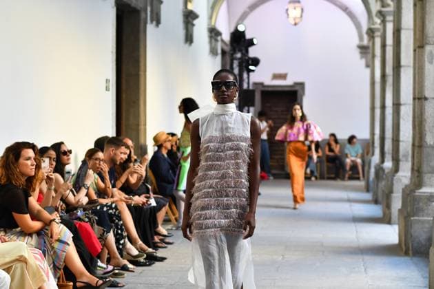 Mercedes-Benz Fashion Week de Madrid - Devota & Lomba in Spain - 15 Sep 2025 A model walks the runway wearing a design by DUYOS during Mercedes-Benz Fashion Week de Madrid in IFERMA. Madrid Spain Copyright: xAtilanoxGarciax xSOPAxImagesx FOTO47945
