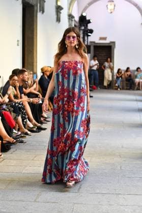 Mercedes-Benz Fashion Week de Madrid - Devota & Lomba in Spain - 15 Sep 2025 A model walks the runway wearing a design by DUYOS during Mercedes-Benz Fashion Week de Madrid in IFERMA. Madrid Spain Copyright: xAtilanoxGarciax xSOPAxImagesx FOTO47948