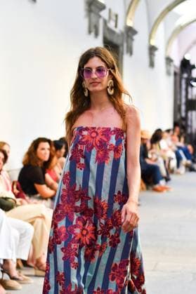 Mercedes-Benz Fashion Week de Madrid - Devota & Lomba in Spain - 15 Sep 2025 A model walks the runway wearing a design by DUYOS during Mercedes-Benz Fashion Week de Madrid in IFERMA. Madrid Spain Copyright: xAtilanoxGarciax xSOPAxImagesx FOTO47949