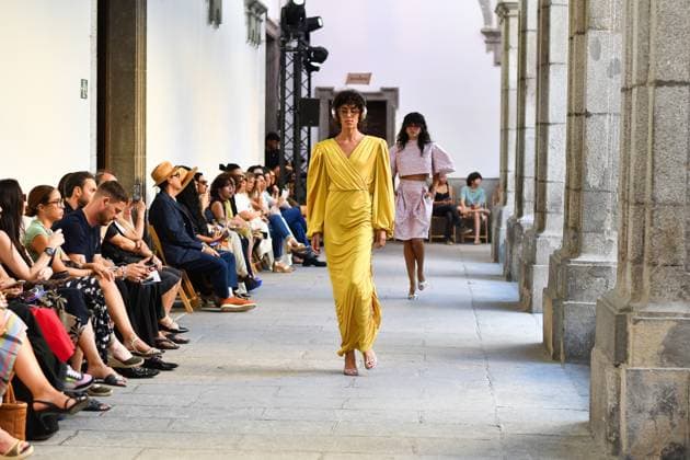 Mercedes-Benz Fashion Week de Madrid - Devota & Lomba in Spain - 15 Sep 2025 A model walks the runway wearing a design by DUYOS during Mercedes-Benz Fashion Week de Madrid in IFERMA. Madrid Spain Copyright: xAtilanoxGarciax xSOPAxImagesx FOTO47950