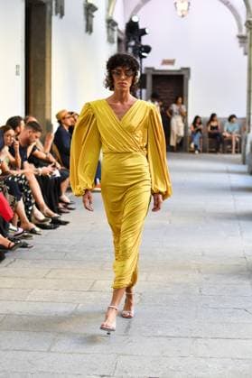 Mercedes-Benz Fashion Week de Madrid - Devota & Lomba in Spain - 15 Sep 2025 A model walks the runway wearing a design by DUYOS during Mercedes-Benz Fashion Week de Madrid in IFERMA. Madrid Spain Copyright: xAtilanoxGarciax xSOPAxImagesx FOTO47951